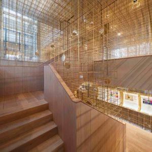 Непрерывная латунная структура магазина Neri & Hu's Sulwhasoo Непрерывная латунная структура магазина Neri & Hu’s Sulwhasoo