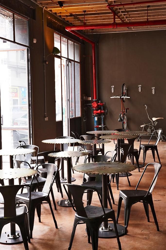 Экстравагантный дизайн интерьера молодёжного кафе в стиле стимпанк