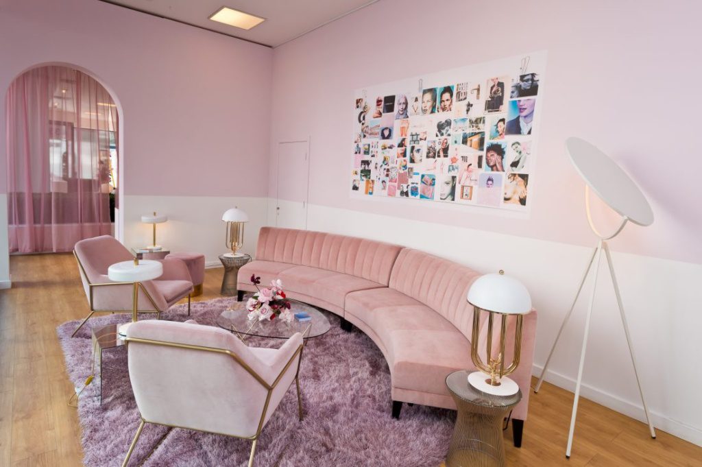 Glossier Лондон «Розовая комната»