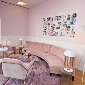 Glossier Лондон «Розовая комната» Glossier Лондон «Розовая комната»