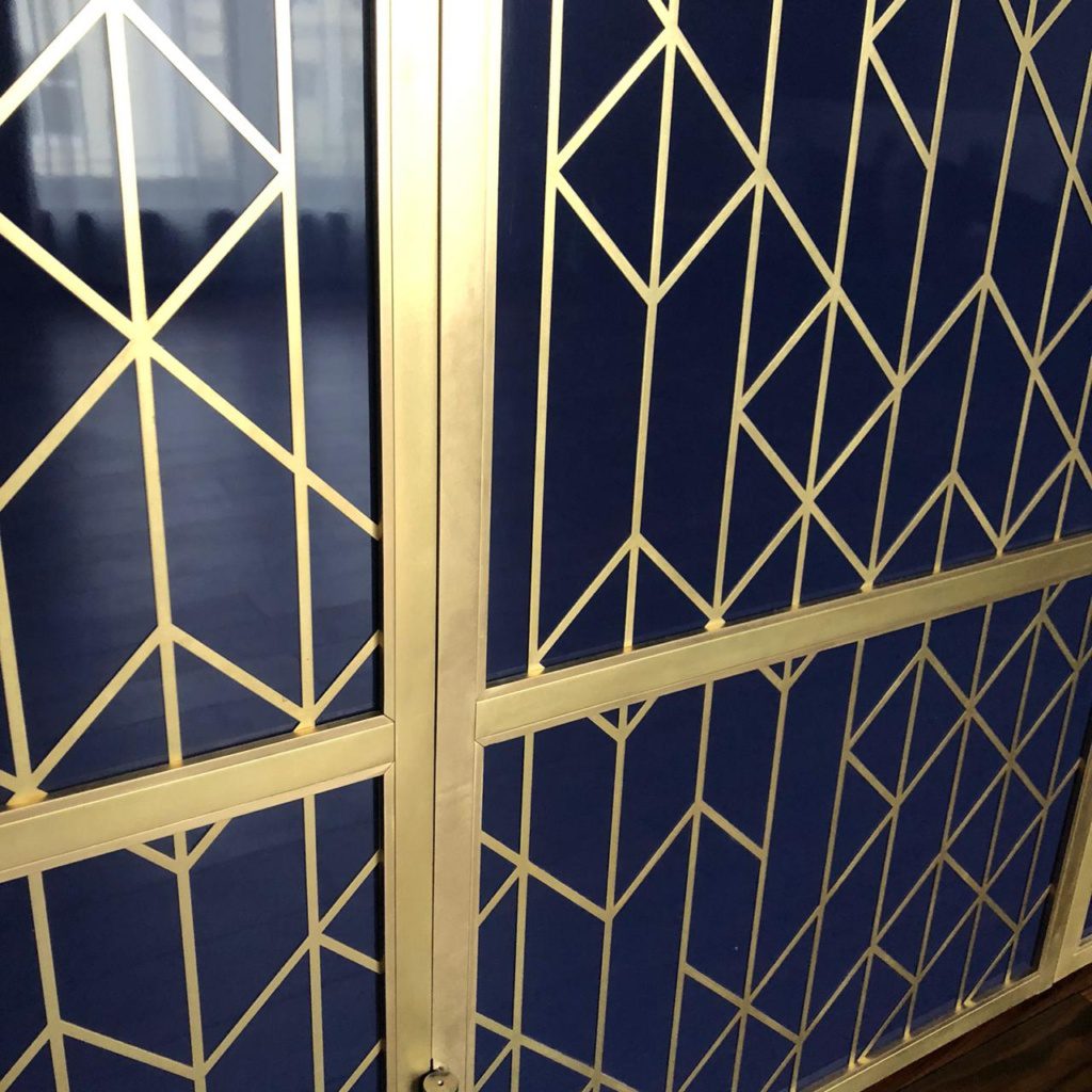 Межкомнатные двери декорированные латунью