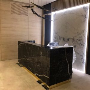 Стойка ресепшн от Латунной мастерской Стойка ресепшн от Латунной мастерской