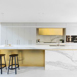 Hancock Architects приносит золотой гламур в вековую церковь в Сиднее Hancock Architects приносит золотой гламур в вековую церковь в Сиднее