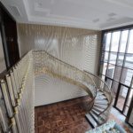 Воздушная винтовая лестница с ограждением из латуни и стекла