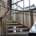 Воздушная винтовая лестница с ограждением из латуни и стекла