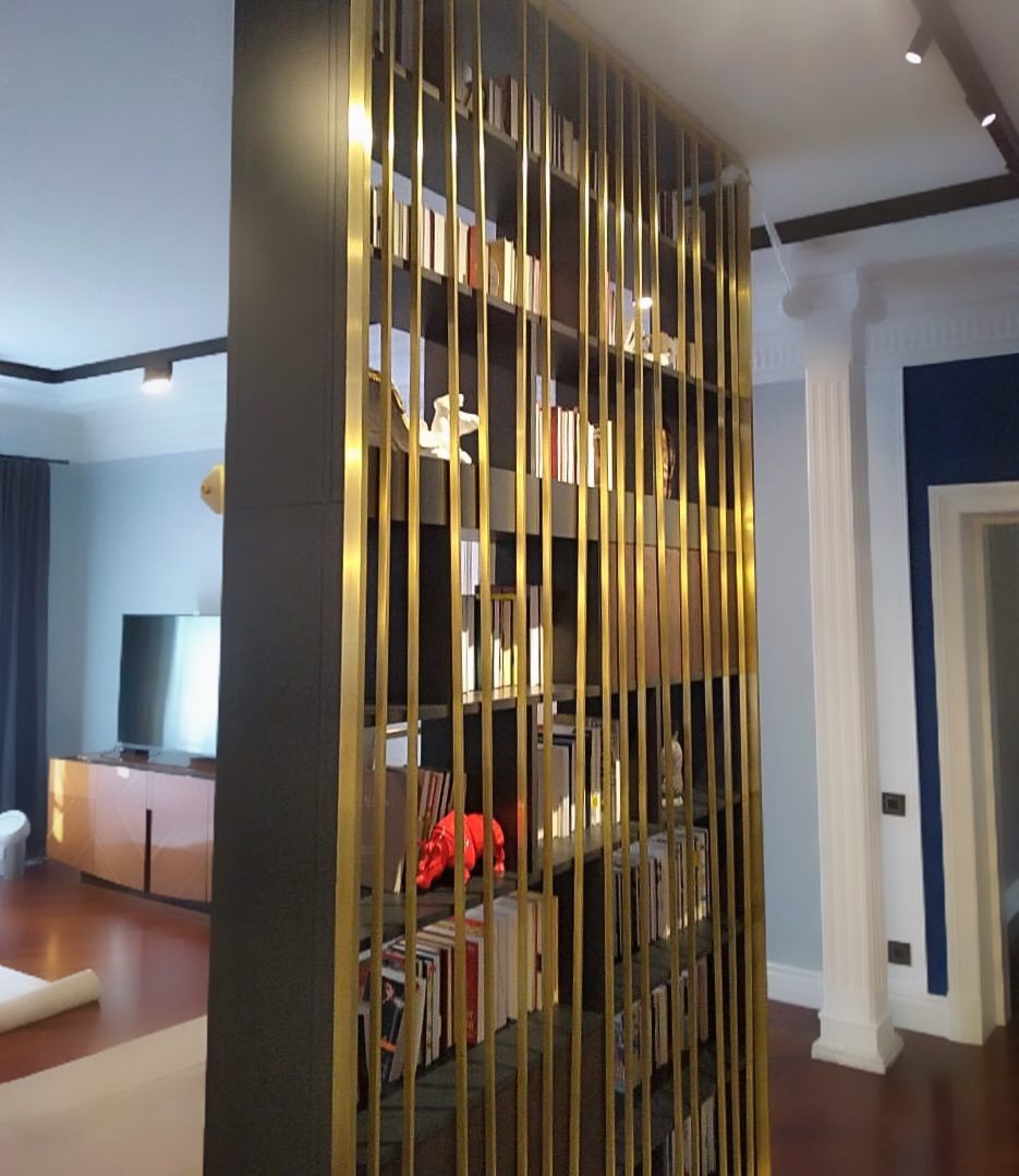 Декоративная латунная перегородка – книжный стеллаж