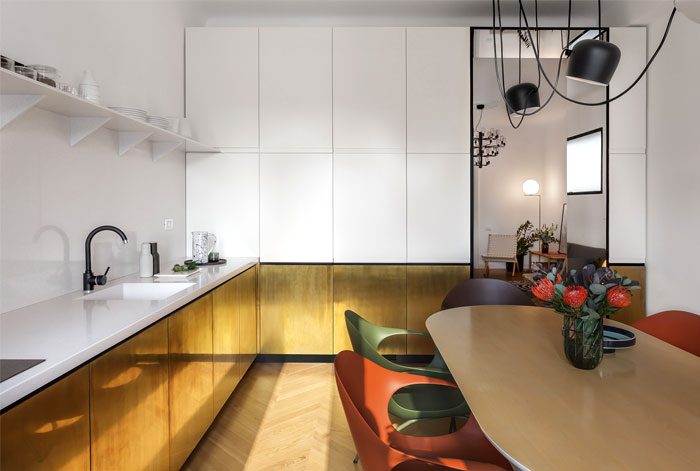 Латунная облицовка кухонных шкафов-это смелая и интригующая тенденция