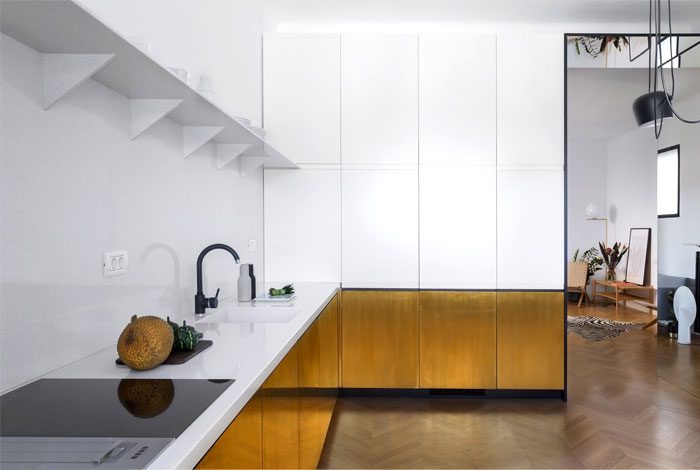 Латунная облицовка кухонных шкафов-это смелая и интригующая тенденция