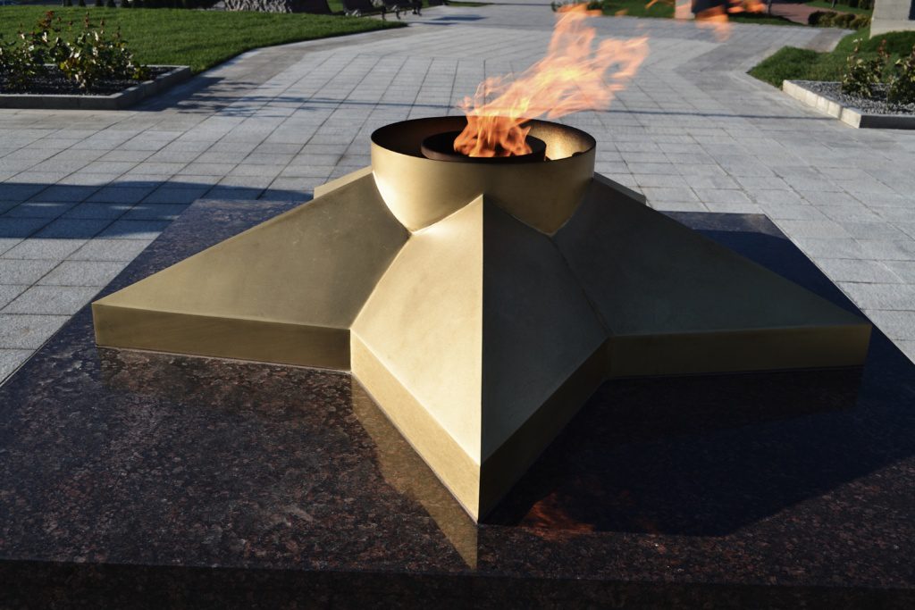 Латунный мемориал в честь 75-летия Победы