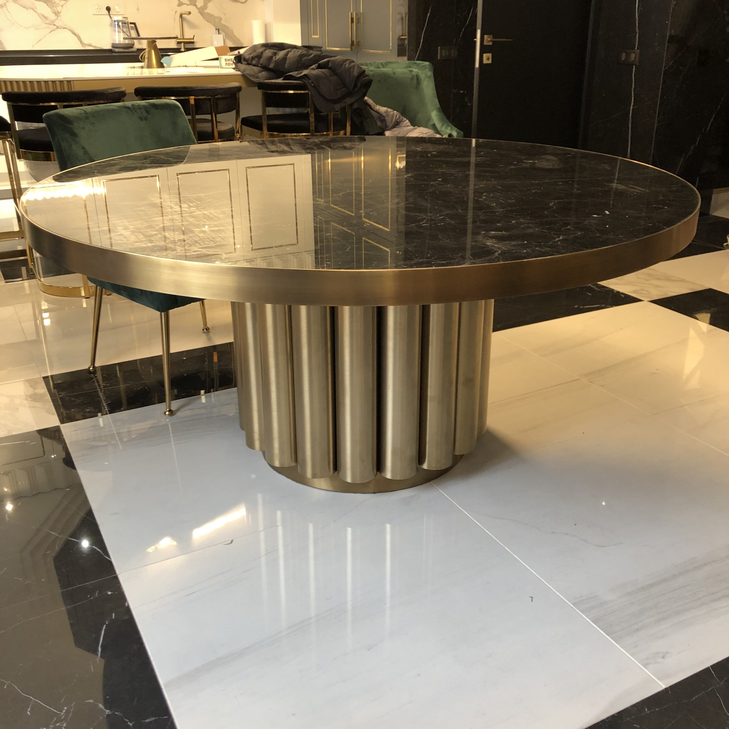 Обеденный стол из нержавеющей стали с покрытием под латунь