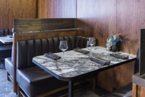 Мраморные столы с латунной отделкой в ресторане  MOLLUSCA