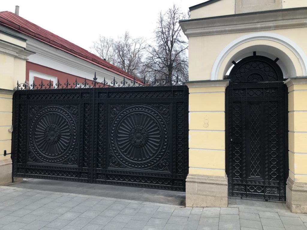 Роскошные ворота и калитка с коваными элементами