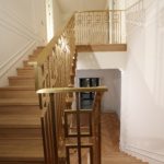 Добротная лестница с латунным поручнем и латунными балясинами