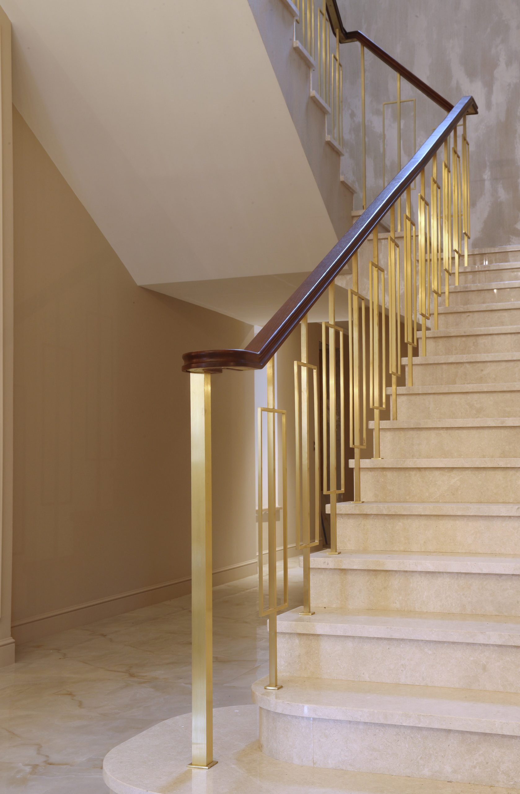 Строгая латунная лестница для подмосковной резиденции