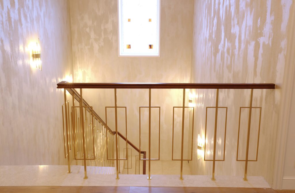 Строгая латунная лестница для подмосковной резиденции