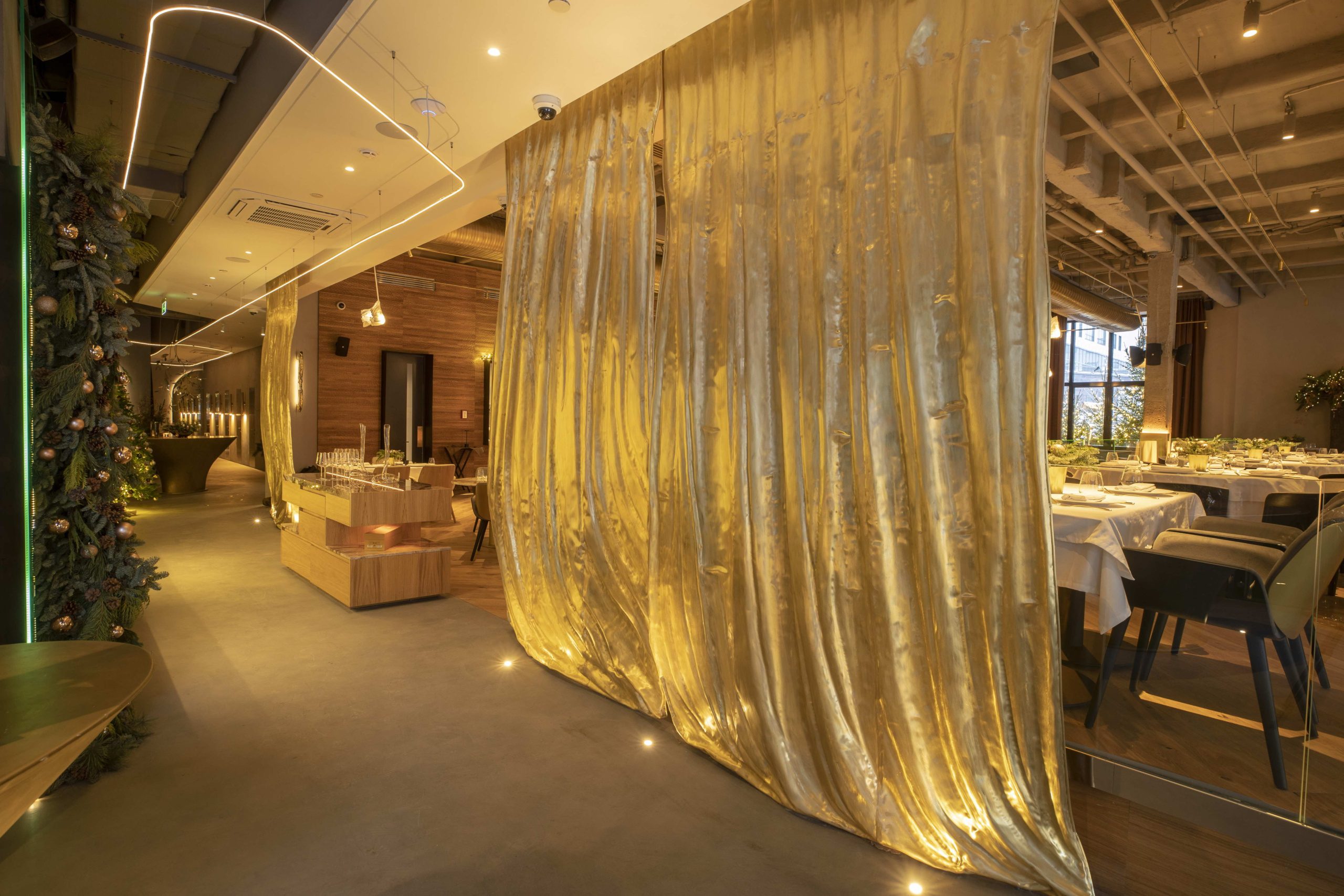 Большая латунная портьера