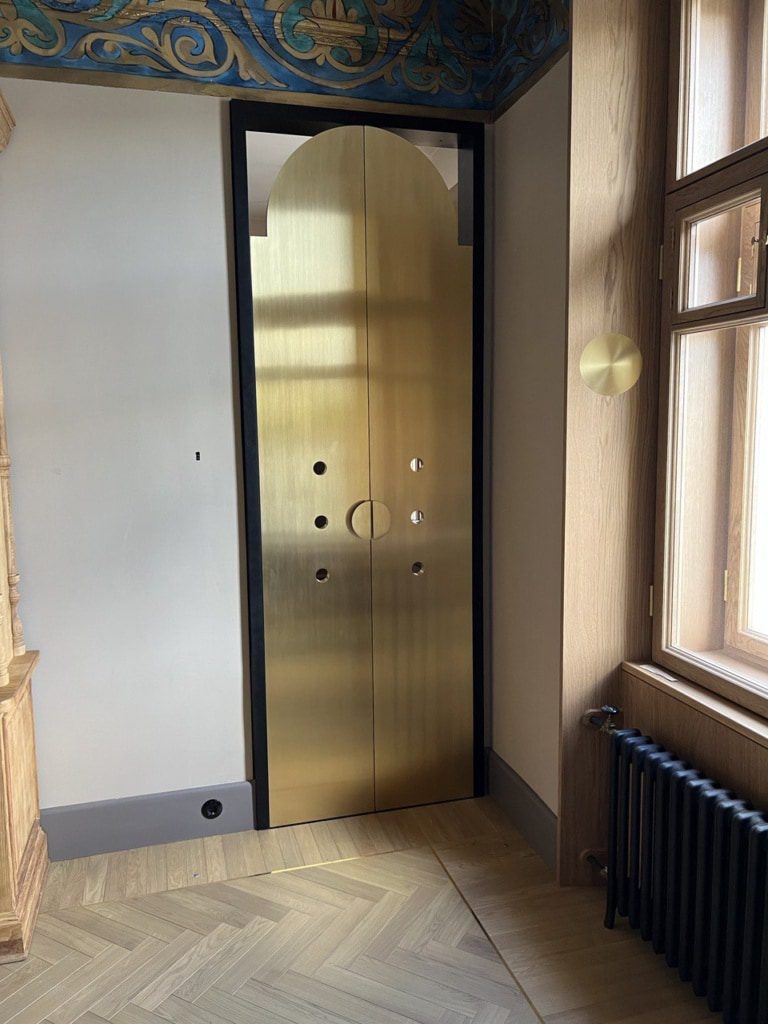 Латунный портал и латунная дверь