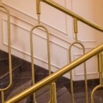 латунная лестница с кружевными балясинами