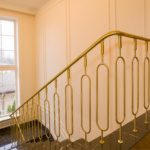 латунная лестница с кружевными балясинами