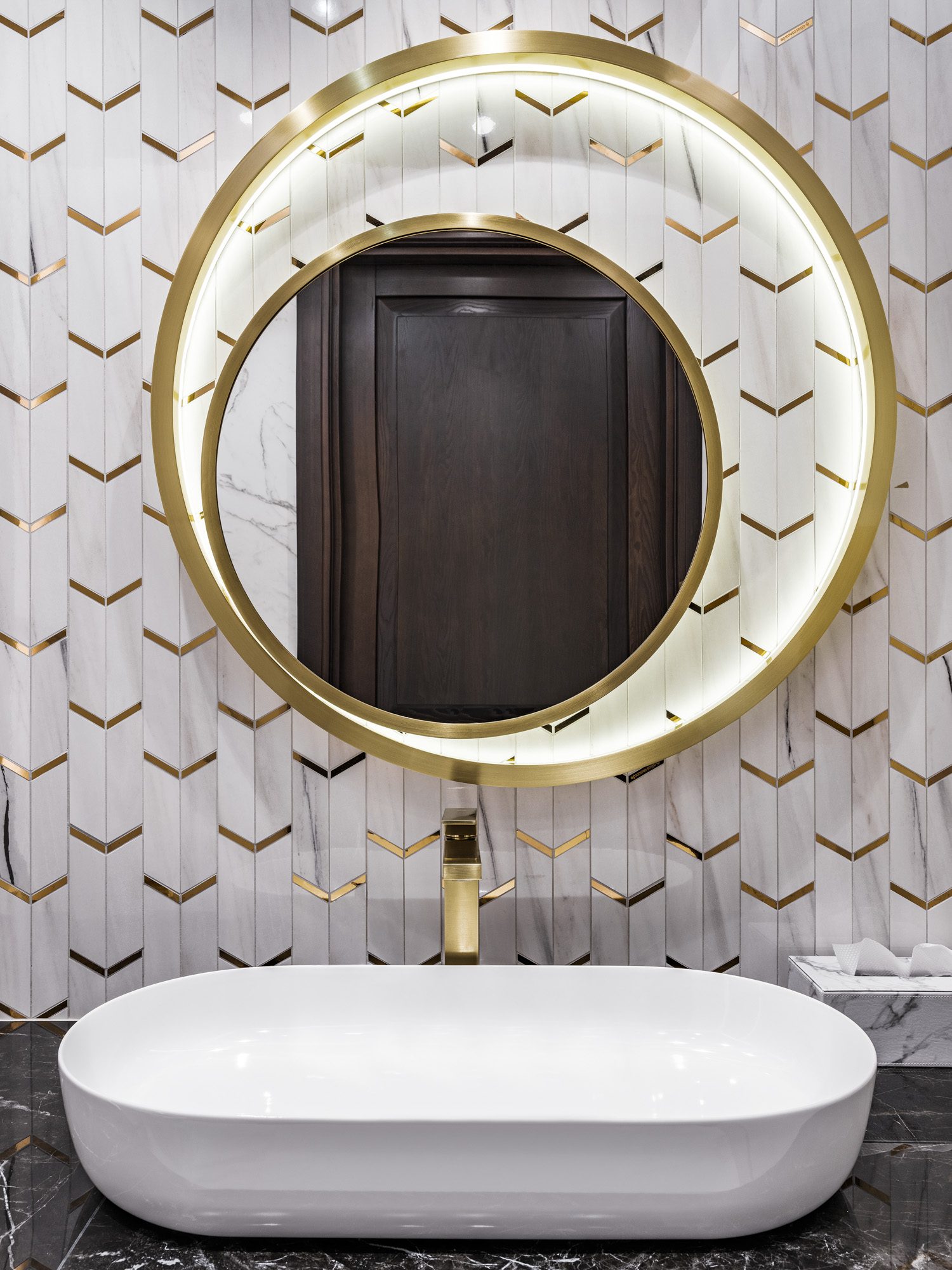 Зеркала в латунных рамах