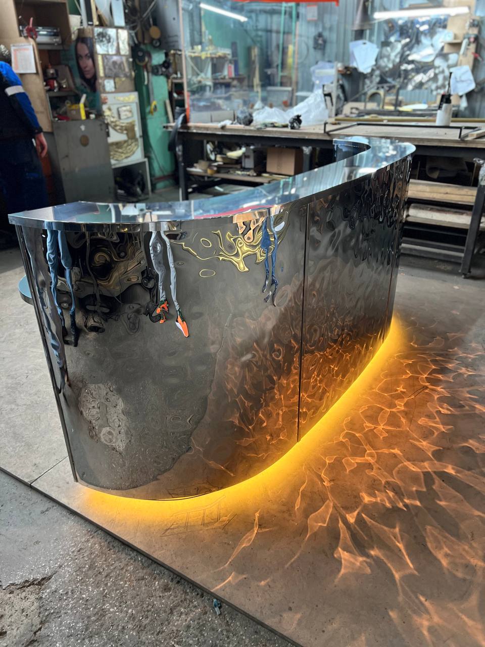 Рецепшен Водный мир. Нержавеющая сталь. Мятый металл. Полировка