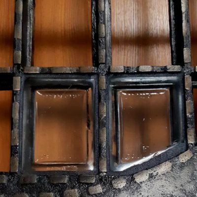 В процессе монтажа стеклянных вставок в решетки люков