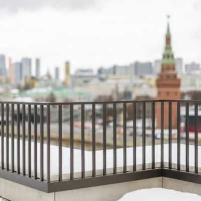 Ограждения французских балконов и парапетов из алюминия цвет архитектурная бронза