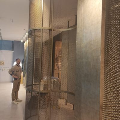 Перегородка для зонирования из металла. Цвет латунь