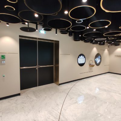 Латунный декор выставочного зала