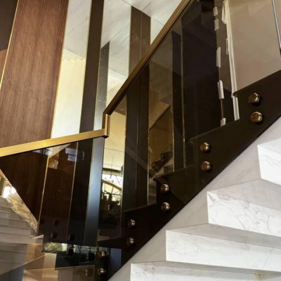 Тонированное стекло, бронза, латунный поручень 1