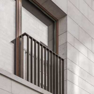 Ограждения французских балконов из латуни: сатин, патина.