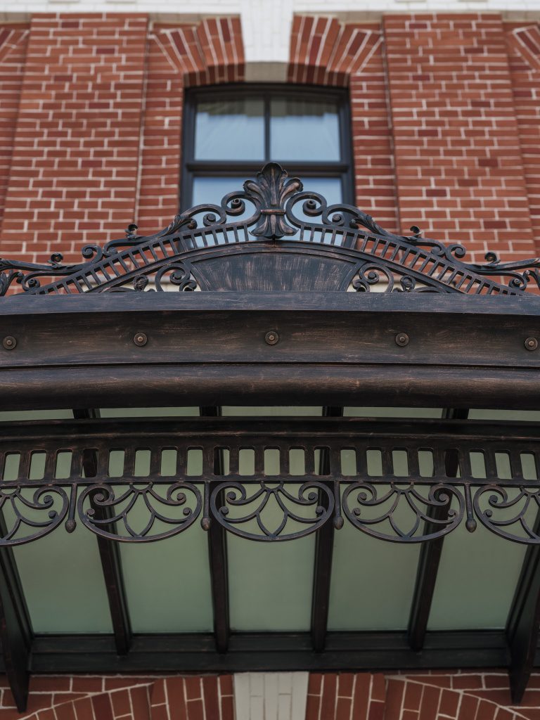 Козырьки для входных групп ГУОД. Фото 5