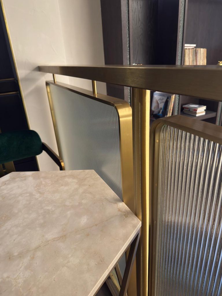 Латунное ограждение со стеклом Мору. Фото.2