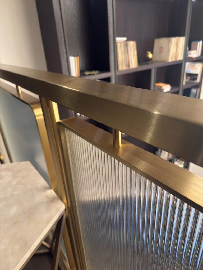 Латунное ограждение со стеклом Мору. Фото.1