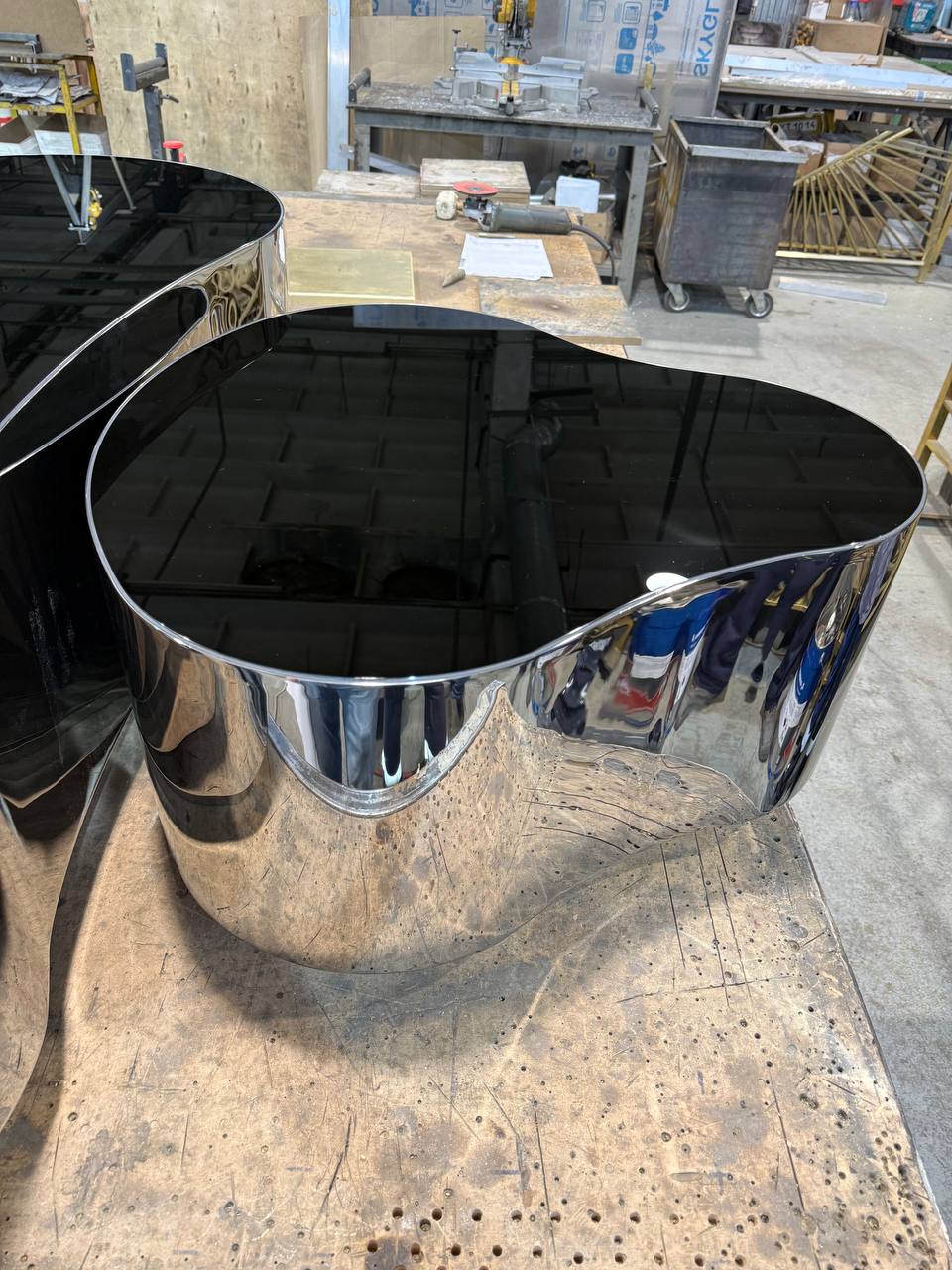 Пара кофейных столиков из нержавейки