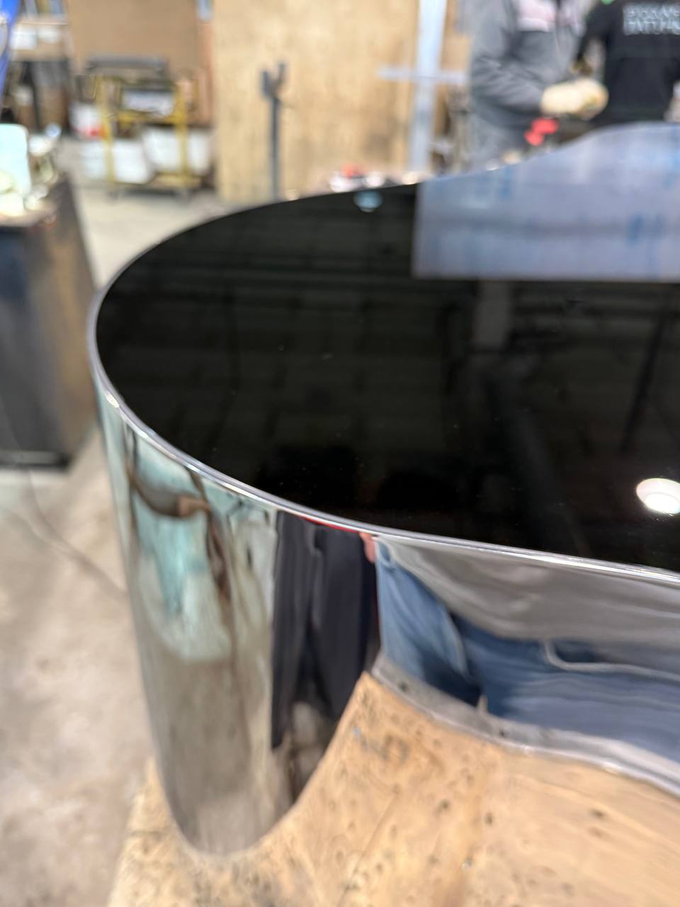 Пара кофейных столиков из нержавейки