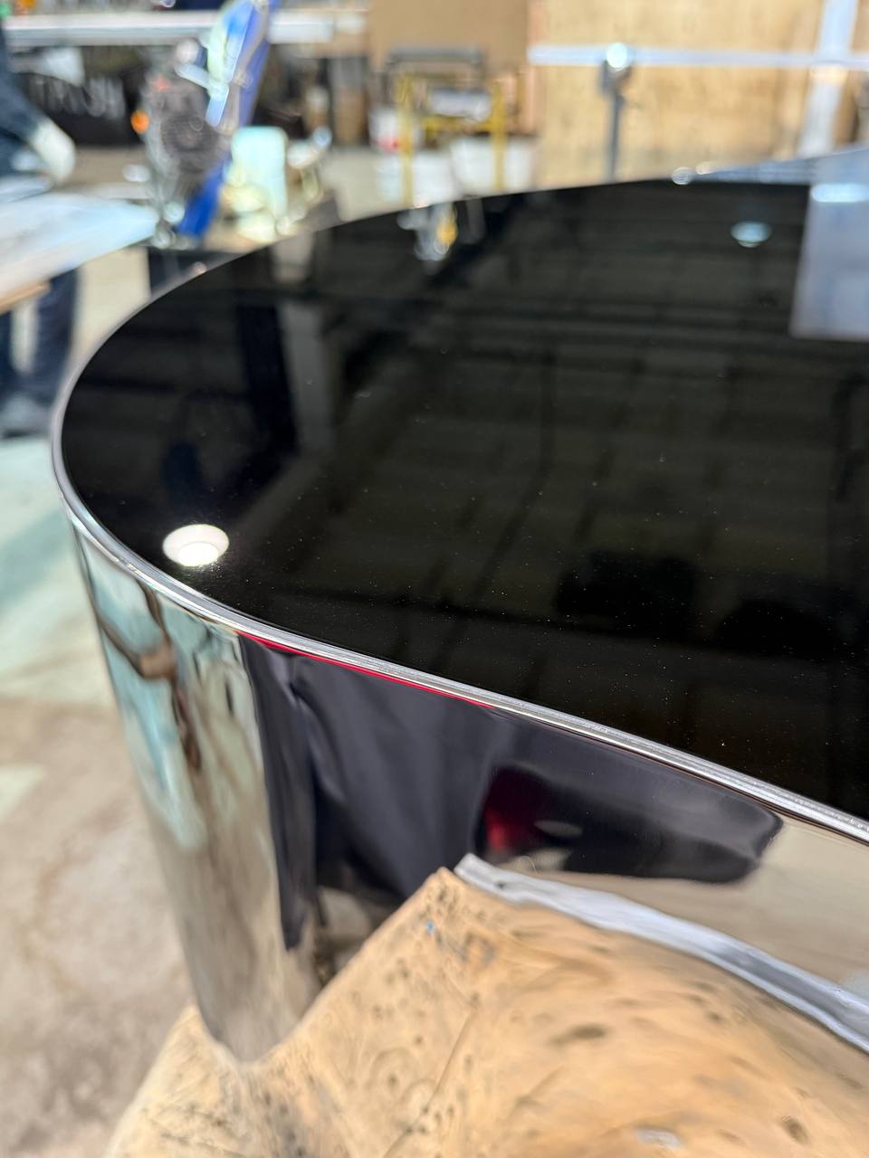 Пара кофейных столиков из нержавейки