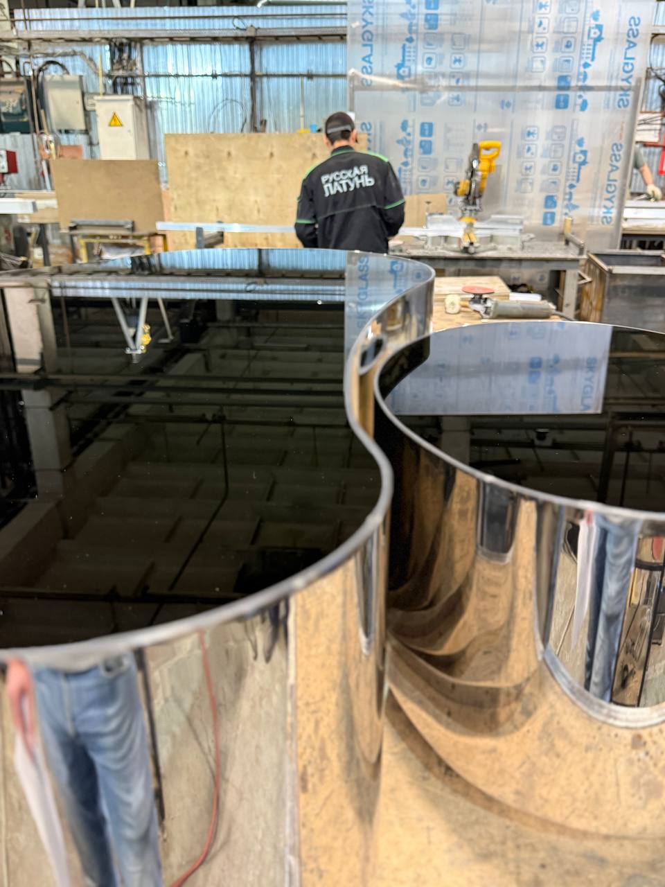 Пара кофейных столиков из нержавейки