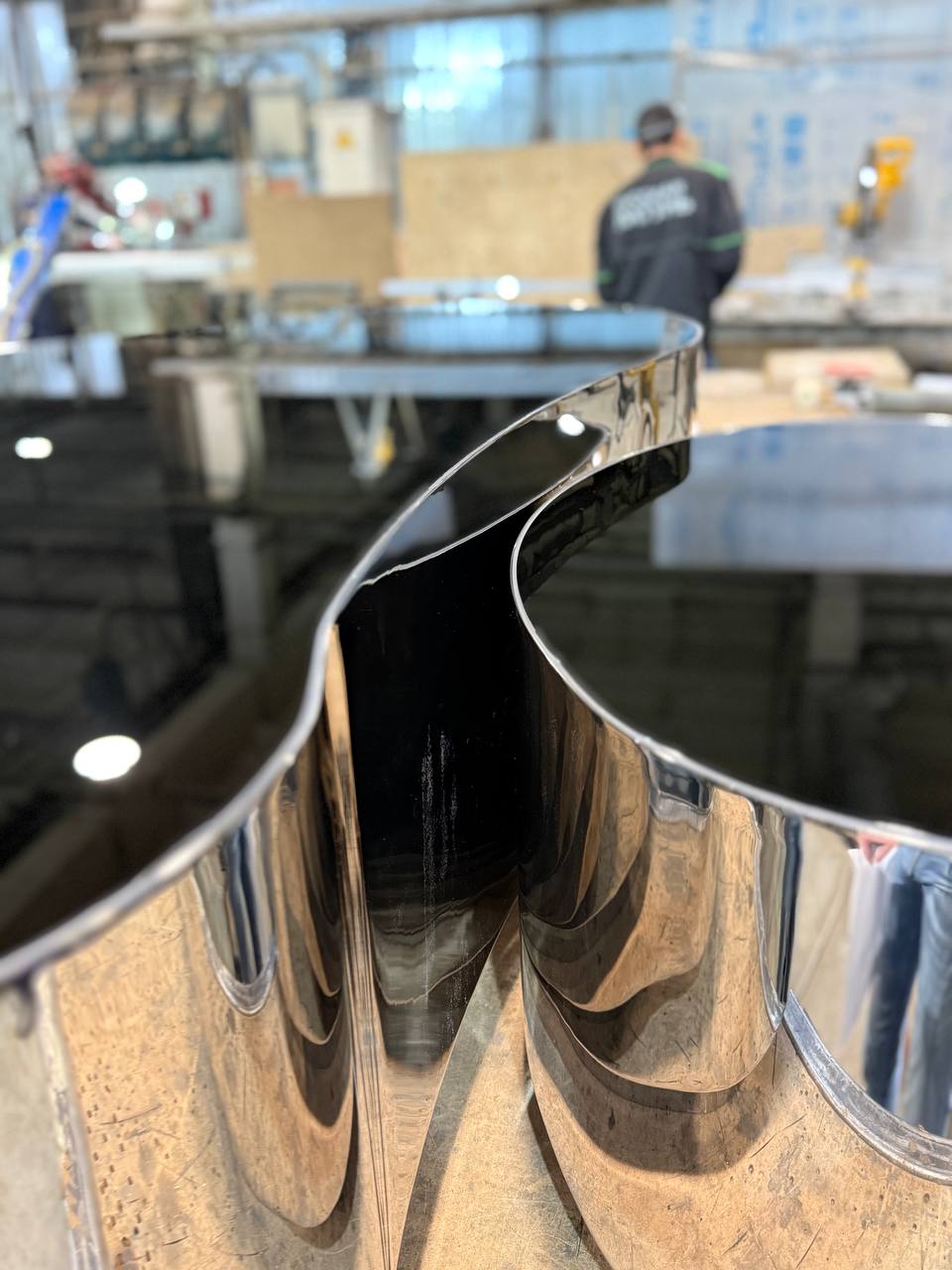 Пара кофейных столиков из нержавейки