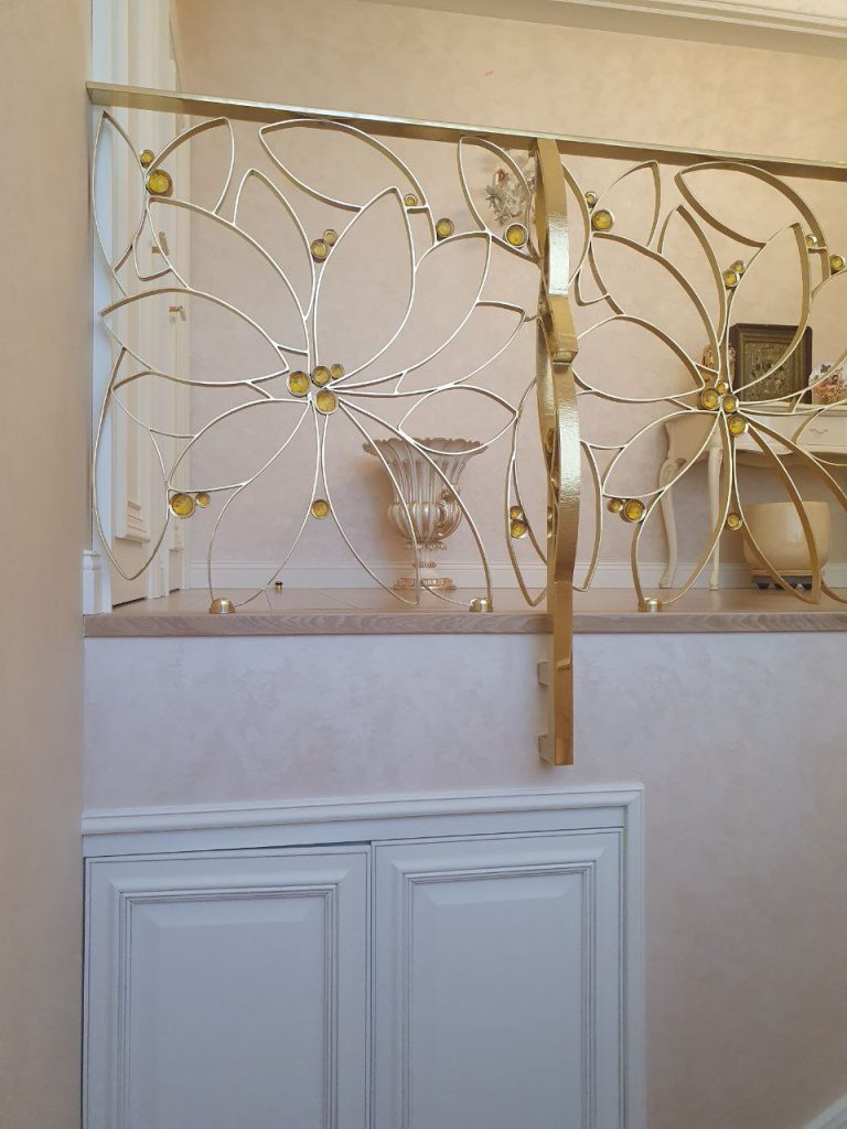 Латунное ограждение с камнями. Рис.5