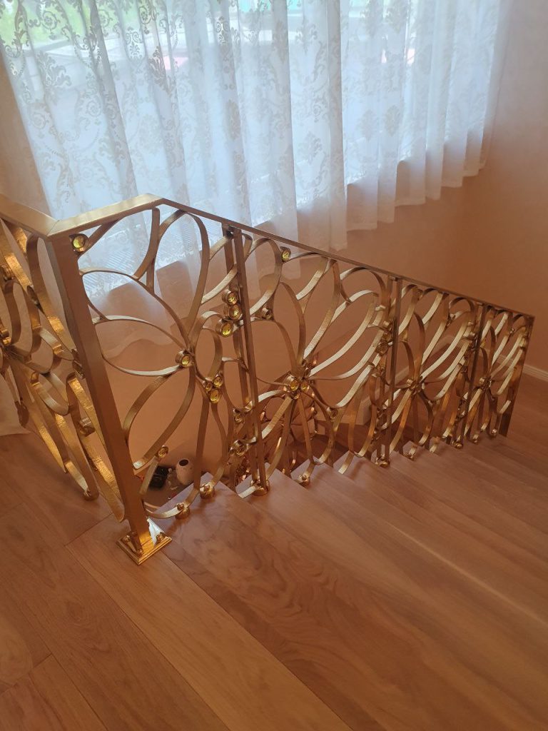 Латунное ограждение с камнями. Рис.7