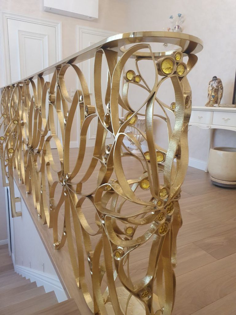 Латунное ограждение с камнями. Рис.4